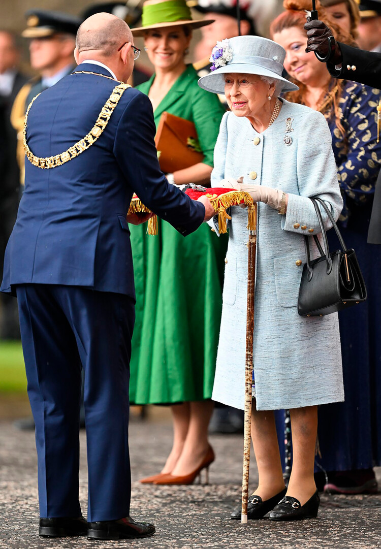 Лорд-проректор Роберт Олдридж вручает королеве Елизавете II ключи от города Эдинбург во время Церемонии вручения ключей при входе во дворец Холируд 27 июня 2022 года в Эдинбурге, Шотландия