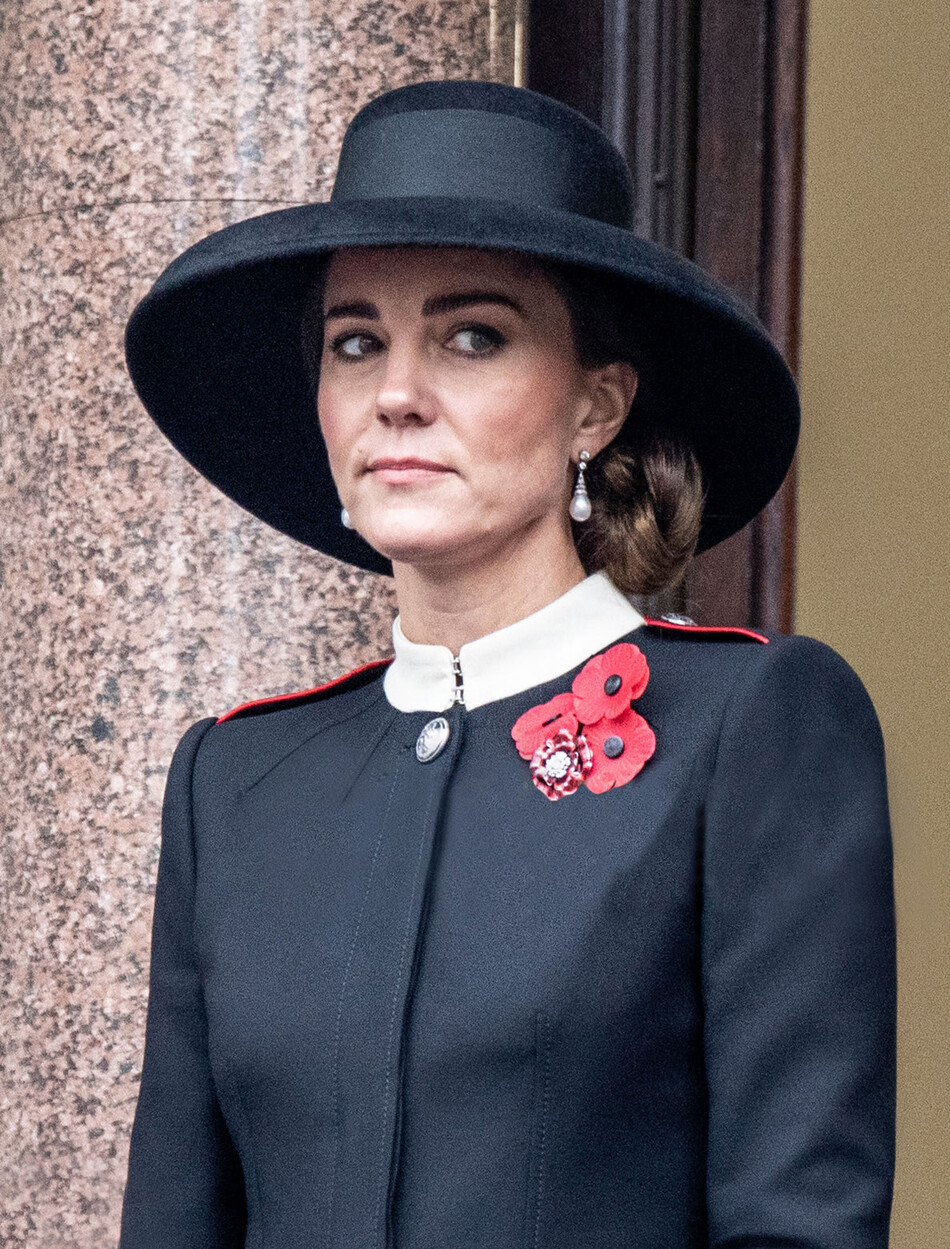 Кэтрин, герцогиня Кембриджская, на балконе Министерства иностранных дел во время Дня памяти павших в Кенотафе, Уайтхолл 14 ноября 2021 года в Лондоне, Англия