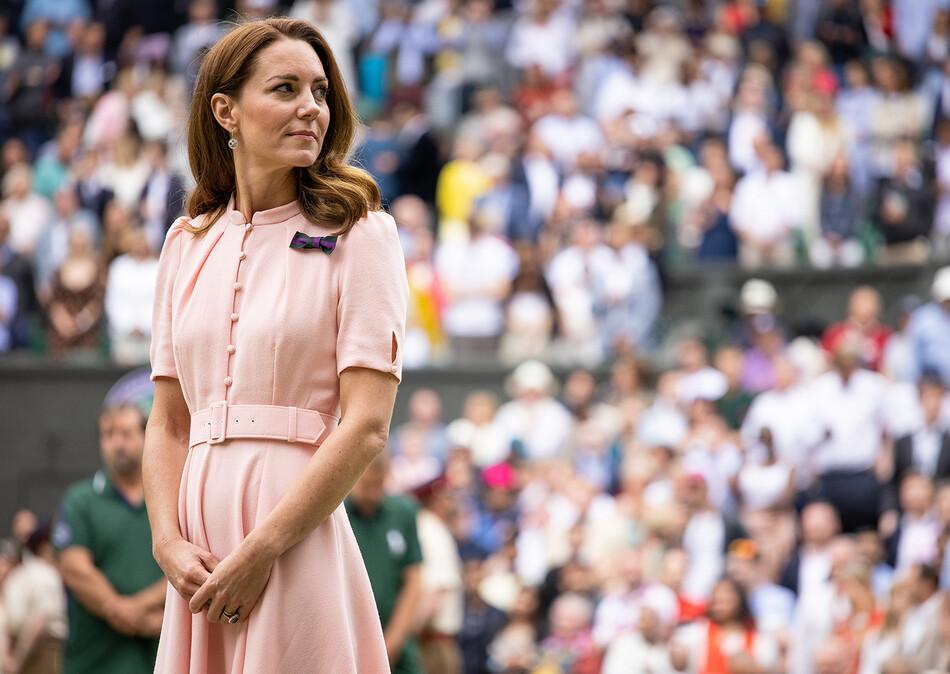 Кэтрин, герцогиня Кембриджская, принимает участие в 13-м дне Уимблдонского чемпионата по теннису во Всеанглийском клубе лаун-тенниса и крокета 11 июля 2021 года в Лондоне, Англия