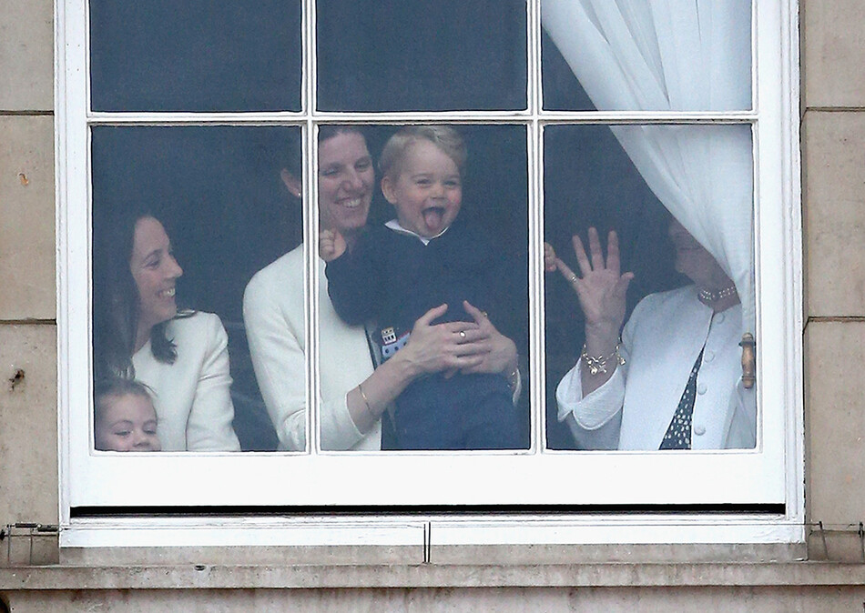 NМария Тереза ​​Туррион Борралло и Принц Джордж во время парада в Букингемском дворце, 2015