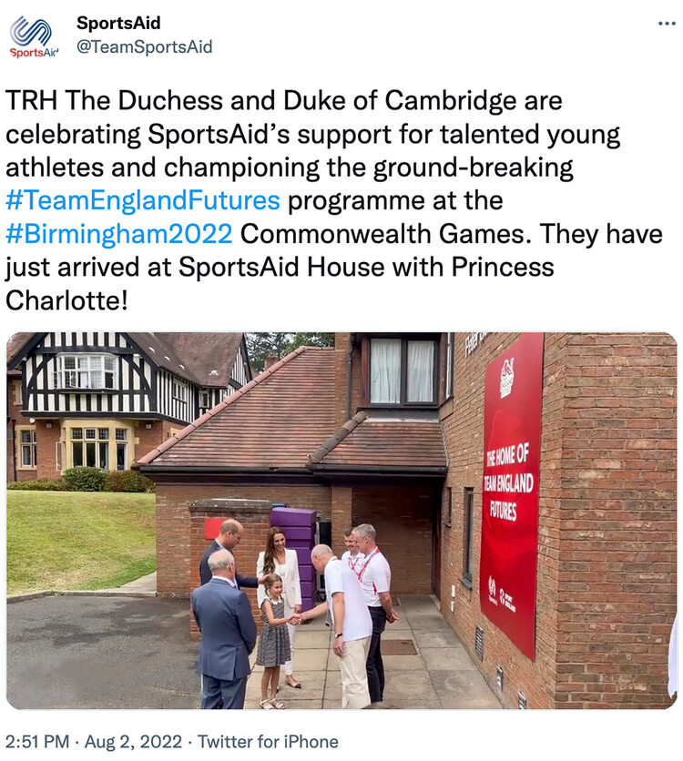 Принцесса Шарлотта приветствует работника благотворительного фонда SportsAid 2022 года 2 августа 2022 года в Бирмингеме, Англия