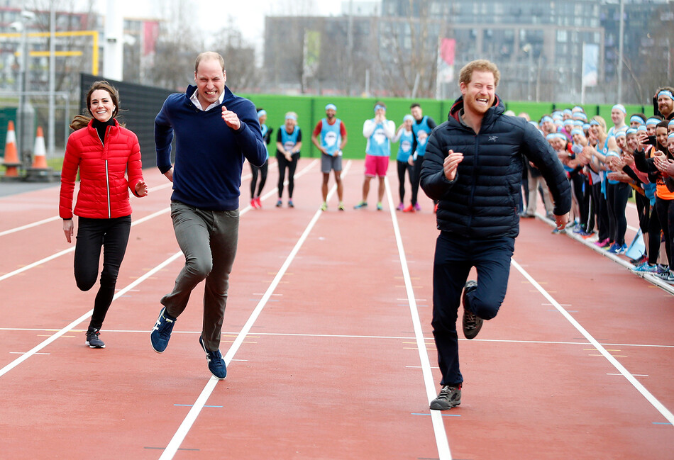 Принц Гарри вырывается вперед в дружеском соревновании с братом принцем Уильямом и его женой Кейт Миддлтон во время тренировки в поддержку благотворительной организации Heads Together на Олимпийских играх королевы Елизаветы II в лондонском парке, 5 февраля 2017 года, Великобритания