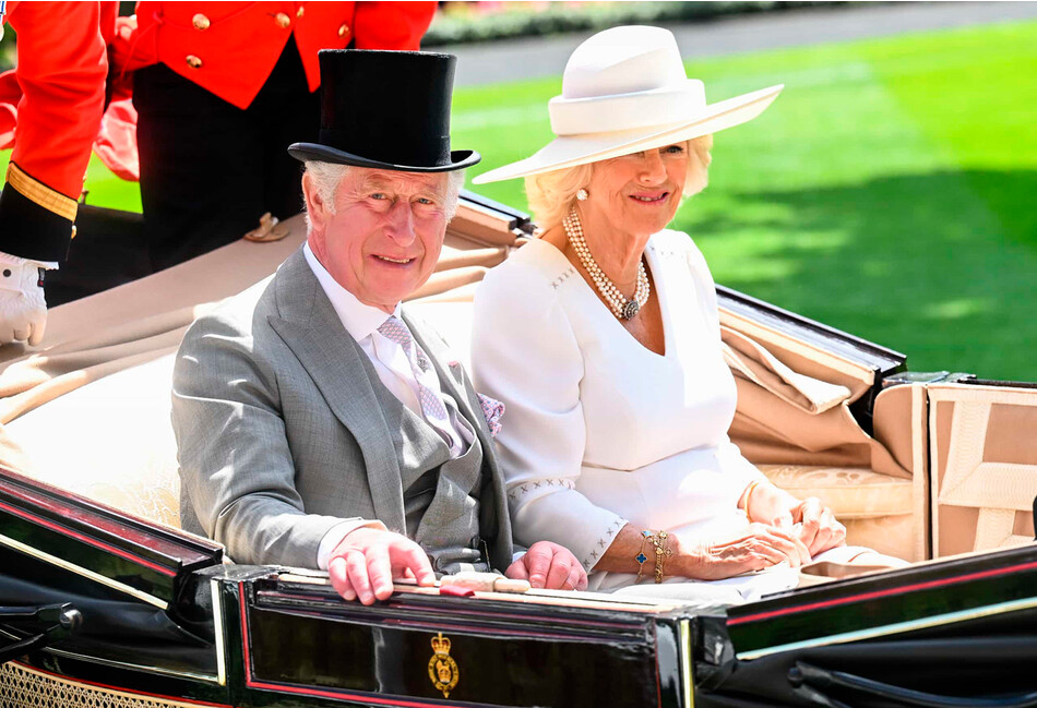 Принц Чарльз, принц Уэльский и Камилла, герцогиня Корнуольская едут в экипаже с открытым верхов во время второго дня королевских скачек Royal Ascot 2022 на ипподроме Аскот 15 июня 2022 года в Аскоте, Англия
