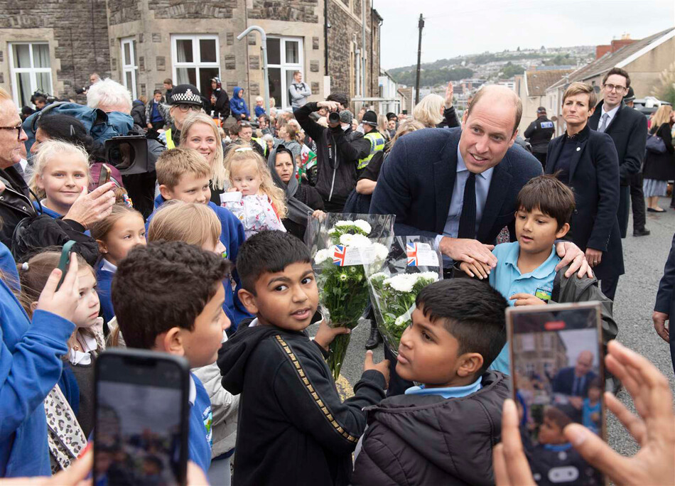 Уильям, принц Уэльский делает селфи с юными жителями Суонси после посещения церкви Святого Фомы 27 сентября 2022 г. в графстве Уэльс