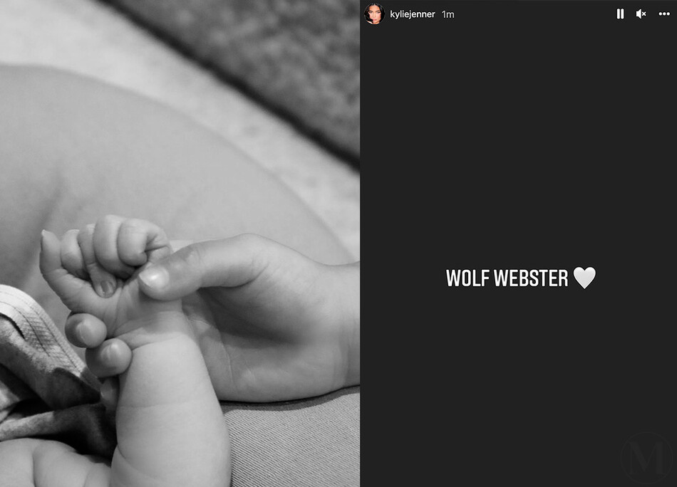Кайли Дженнер держит новорождённого сына Вулфа Жака Вебстера, 2022