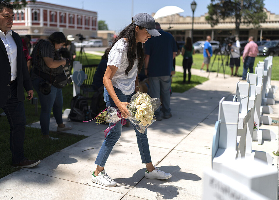 Меган Маркл прибыла к импровизированному мемориалу возле здания суда округа Увалде в Увалде, штат Техас, 26 мая 2022 года
