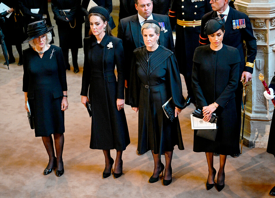 Королева-консорт, принцесса Уэльская, графиня Уэссекская и герцогиня Сассекская, а также многие другие члены королевской семьи выбрали жемчуг в качестве украшений в честь покойной королевы Елизаветы II, Вестминстер-холл, 14 сентября 2022 года в Лондоне, Англия