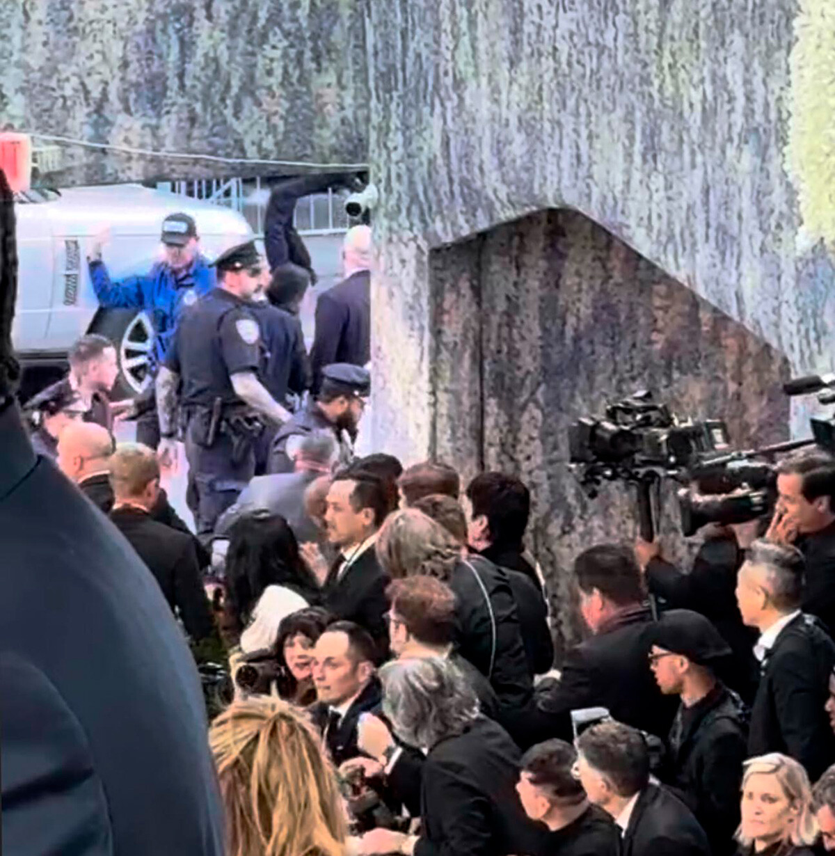 Инцидент на Met Gala 2026: протест чуть не сорвал красную дорожку