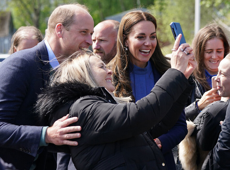 Принц Уильям и Кейт Миддлтон нарушив королевский кодекс сделали селфи с жителем Глазко, 11 мая 2022, Шотландия