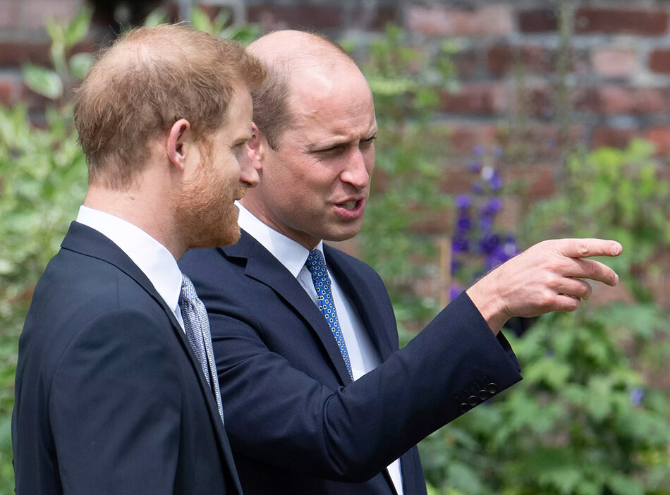 Принц Гарри, герцог Сассекский, и принц Уильям, герцог Кембриджский обсуждают только что открытую им статую их матери принцессы Дианы в Затонувшем саду Кенсингтонского дворца 1 июля 2021 года в Лондоне, Англия