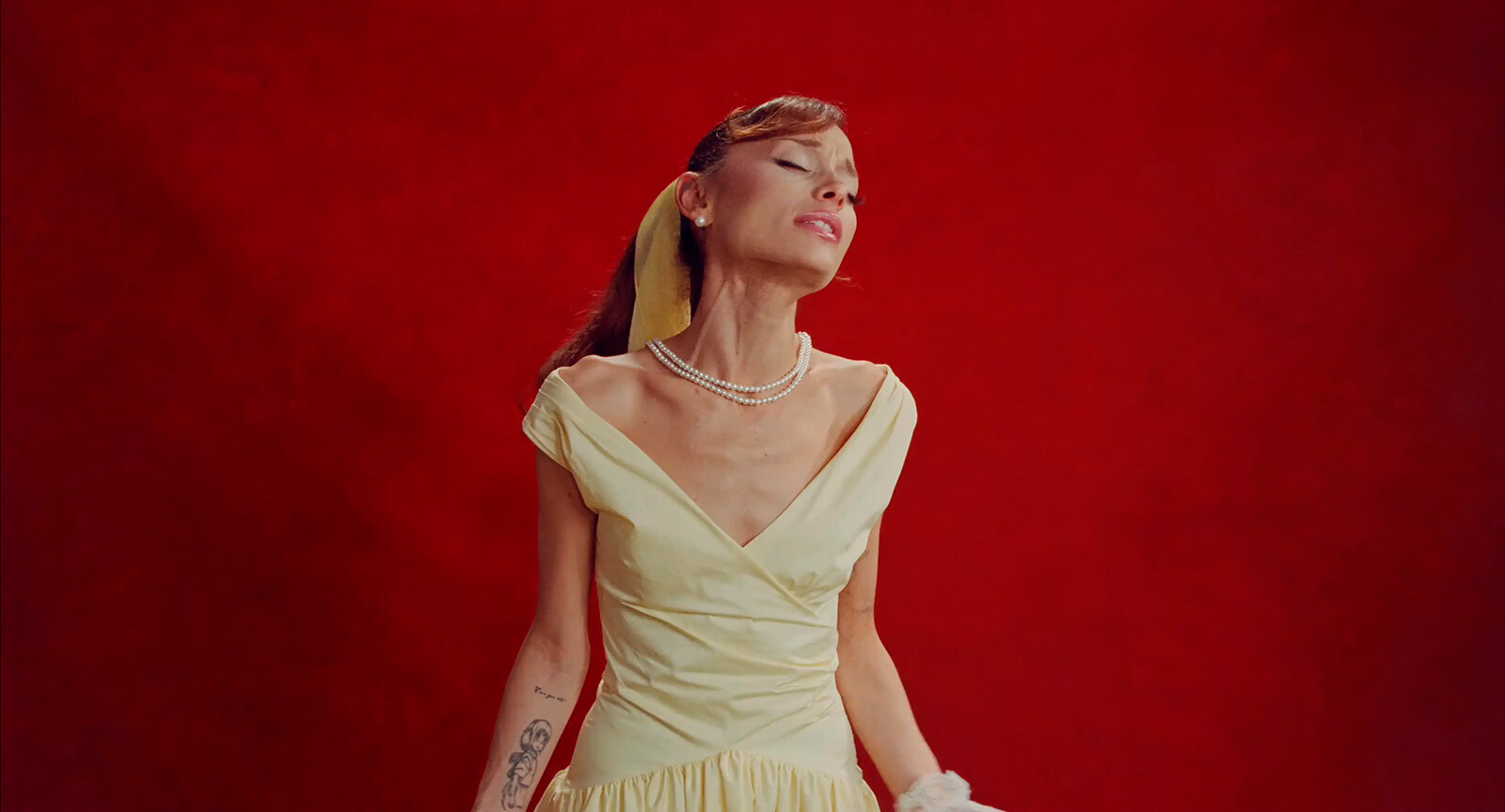 Ариана Гранде в клипе Petal