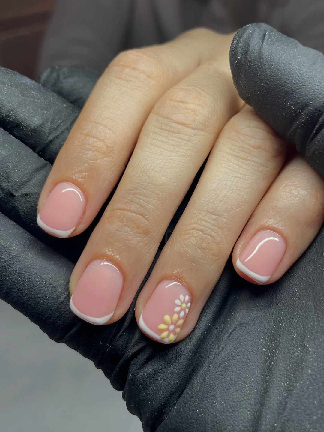 10 трендовых идей нюдового маникюра