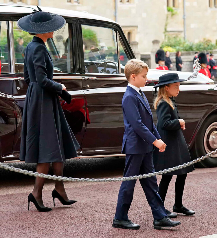 Кэтрин, принцесса Уэльская вместе с детьми принцем Джорджем и принцессой Шарлоттой прибывают на государственные похороны королевы Елизаветы II в Вестминстерском аббатстве, 19 сентября 2022 года в Лондоне, Англия