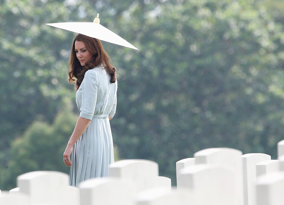 Королевский фотограф Крис Джексон сделал трогательное фото герцогини Кембриджской, посетившей военное кладбище Кранджи в Сингапуре в 2012 году, Сингапур