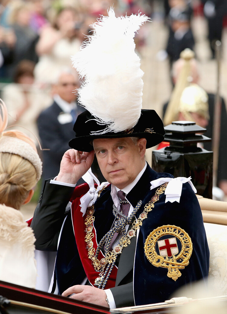 Принц Эндрю, герцог Йоркский, едет в карете после вручения Ордена Подвязки 16 июня 2014 года в Виндзоре, Англия