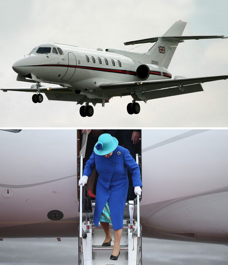 Королева Елизавета II выходит из своего частного самолёта