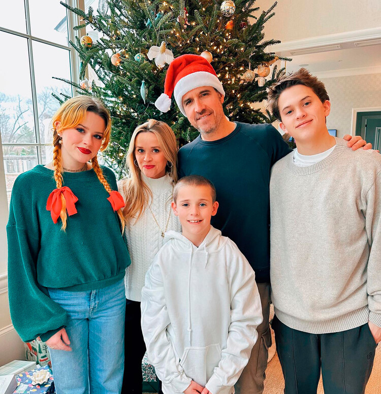 Риз Уизерспун поделилась рождественским фото с мужем Джимом Тотом и тремя детьми