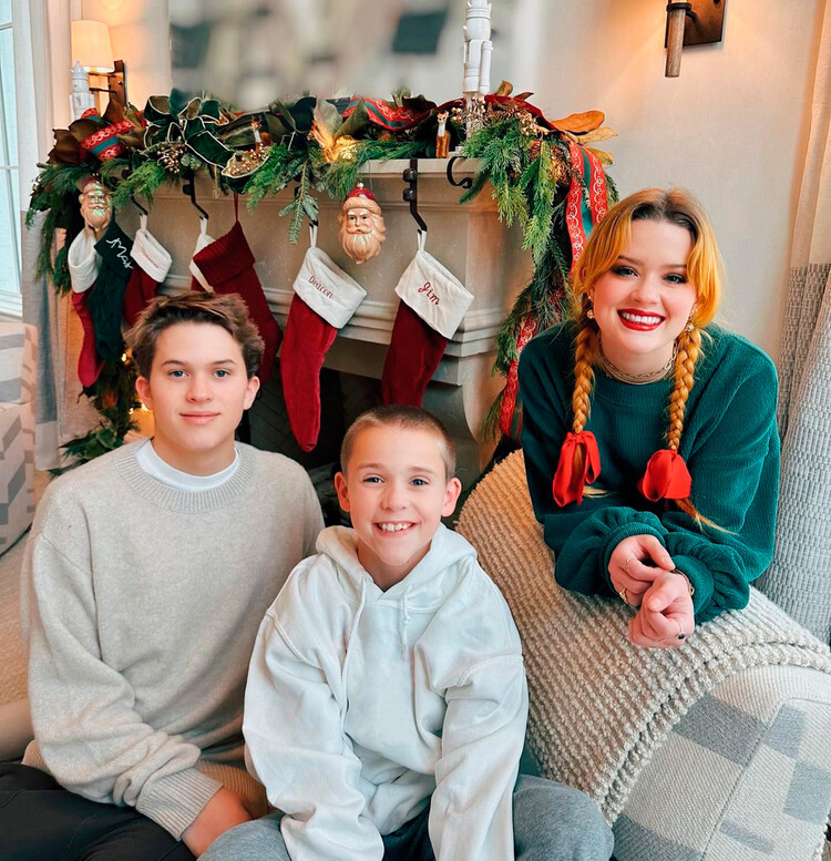 Риз Уизерспун поделилась рождественским фото с мужем Джимом Тотом и тремя детьми