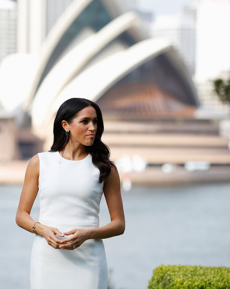 Меган, герцогиня Сассекская на фоне Сиднейского оперного театра 16 октября 2018 года в Сиднее, Австралия