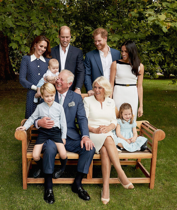 Кейт Миддлтон с принцем Луи (на руках), принц Уильям, принц Гарри, Меган Маркл Камилла Паркер-Боулз и принц Чарльз с принцем Джорджем и принцессой Шарлоттой
