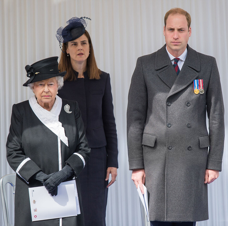 Королева Елизавета II и принц Уильям, герцог Кембриджский, присутствуют на церемонии возложения венков к Кенотафу в ознаменование Дня АНЗАКа и столетия кампании Галлиполи 25 апреля 2015 года в Лондоне, Англия