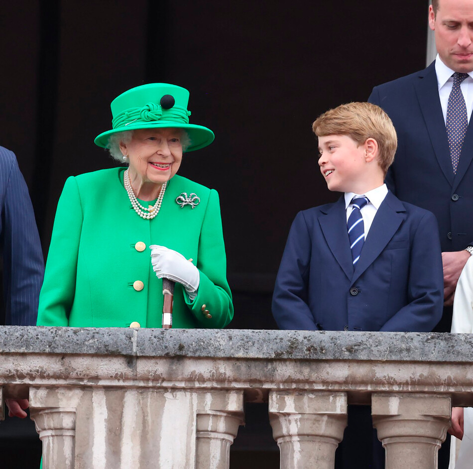 Королева Елизавета II с принцем Джорджем и другими членами королевской семьи на балконе Букингемского дворца во время платинового юбилея 5 июня 2022 года в Лондоне, Англия