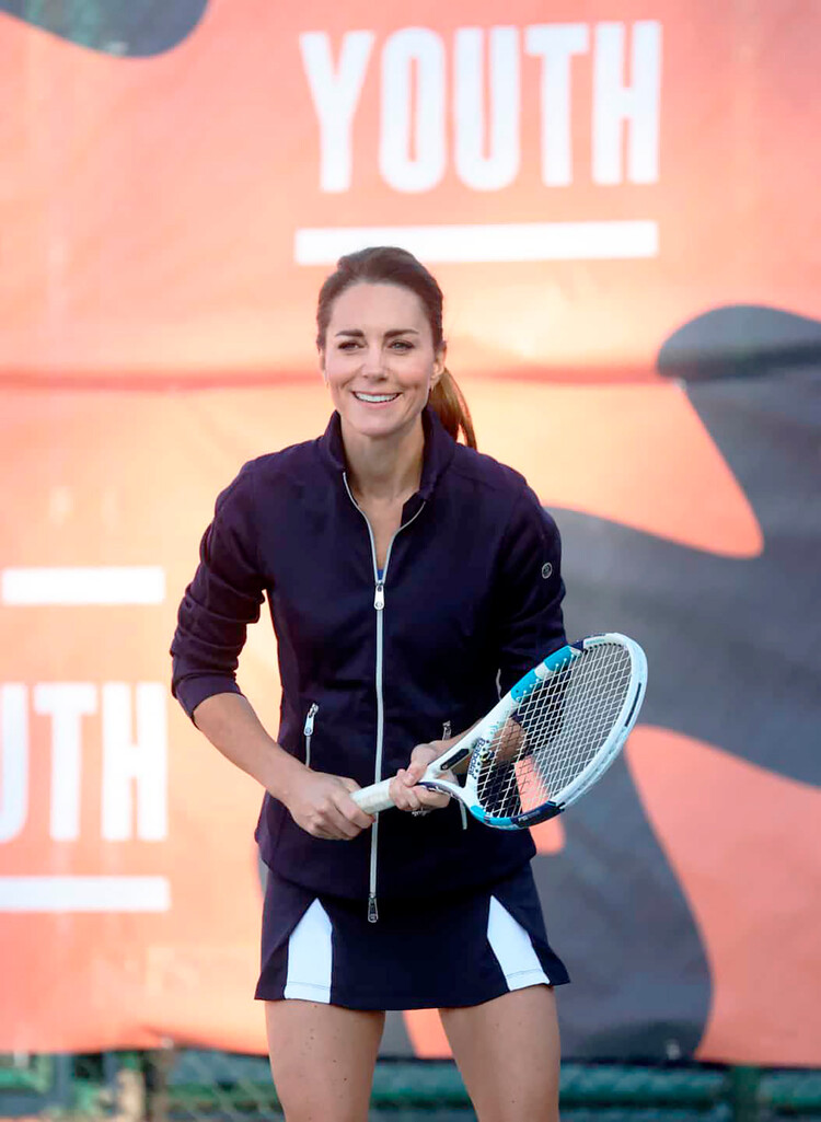 Кэтрин, герцогиня Кембриджская играет в теннис 24 сентября 2021 года в Лондоне, Англия