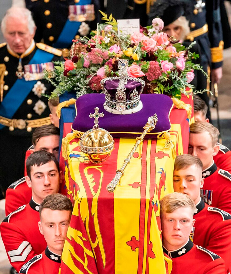 Король Карл III с Камиллой, королевой-консорт следуют за гробом королевы Елизаветы II в часовне Святого Георгия в Виндзорском замке 19 сентября 2022 года в Виндзоре, Англия