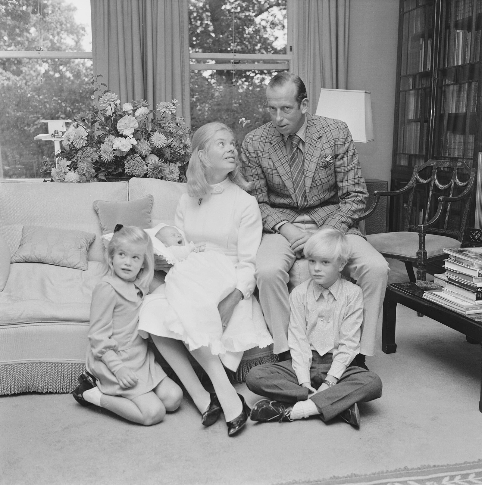 Принц Эдвард, герцог Кентский, и Кэтрин, герцогиня Кентская позируют со своими детьми Джорджем Виндзором, Хелен Виндзор (ныне леди Хелен Тейлор) и маленьким сыном Николасом Виндзором дома в Лондоне 10 сентября 1970 года