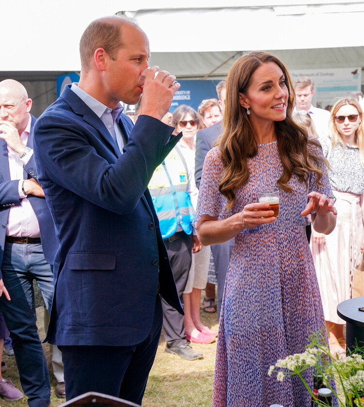 Принц Уильям, герцог Кембриджский и Кэтрин, герцогиня Кембриджская дегустирую пиво местного производства в День графства Кембриджшир на ипподроме Ньюмаркет во время официального визита в Кембриджшир 23 июня 2022 года, Англия