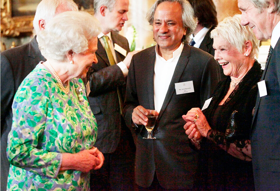 Королева Елизавета II беседует с дамой Джуди Денч и художником Анишем Капуром (C) во время приёма по случаю вручения премии Praemium Imperiale Awards в Букингемском дворце 11 июля 2011 года в Лондоне, Англия