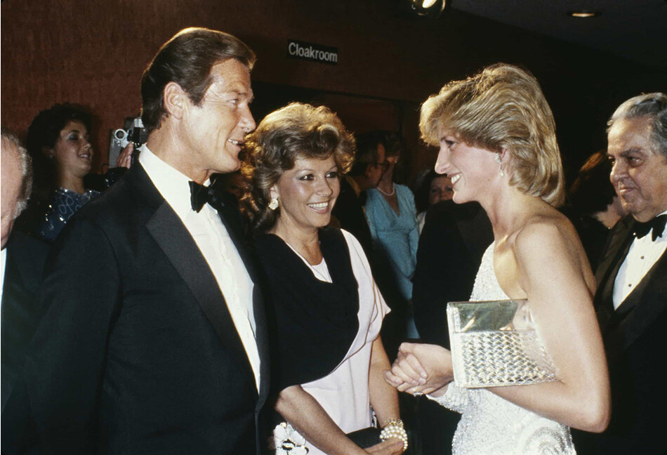 Роджер Мур и его жена Луиза встречаются с принцессой Дайаной на премьере фильма о Джеймсе Бонде &laquo;Осьминоги&raquo;, 1983