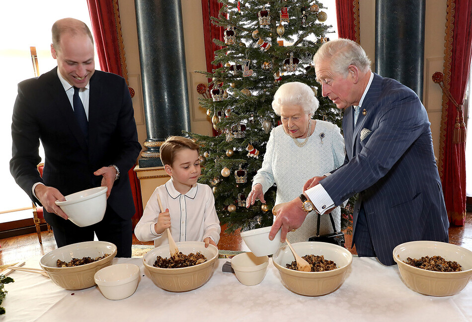 Принц Джордж вместе с папой Уильямом, дедом Чарльзом и прабабушкой Елизаветой II готовят рождественский пудинг Royal Weekdays, 2019