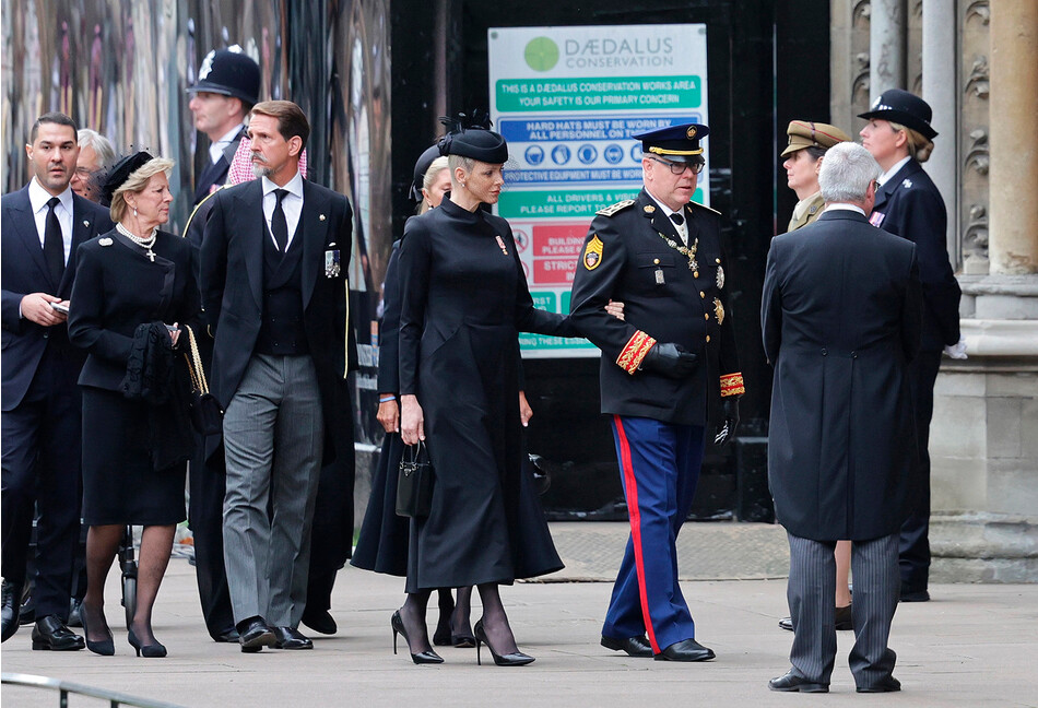(слева направо) королева Греции Анна-Мария, Павлос, наследный принц Греции, Шарлен, принцесса Монако и принц Монако Альберт II прибывают в Вестминстерское аббатство на государственные похороны королевы Елизаветы II 19 сентября 2022 год, Лондон, Англия