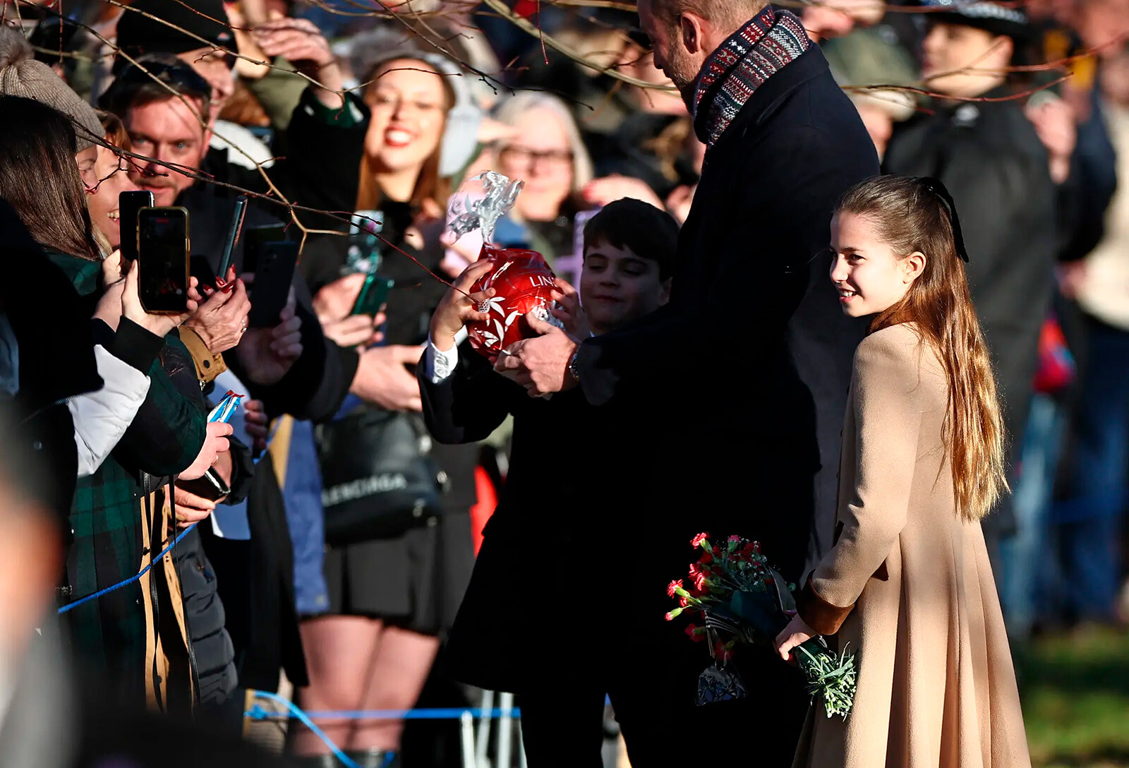 Принц Луи снова стал звездой рождественской прогулки