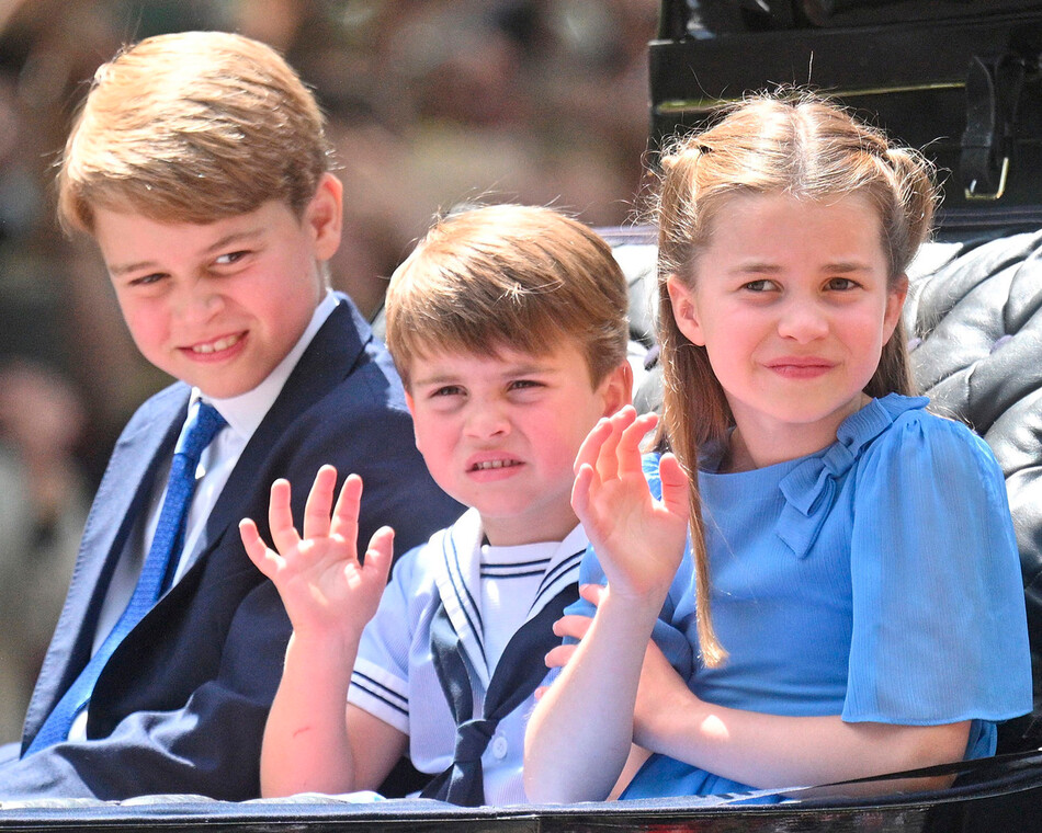 Принц Джордж Кембриджский, принц Луи Кембриджский и принцесса Шарлотта Кембриджская едут в карете во время парада Trooping the Colour в торговом центре 2 июня 2022 года в Лондоне, Англия
