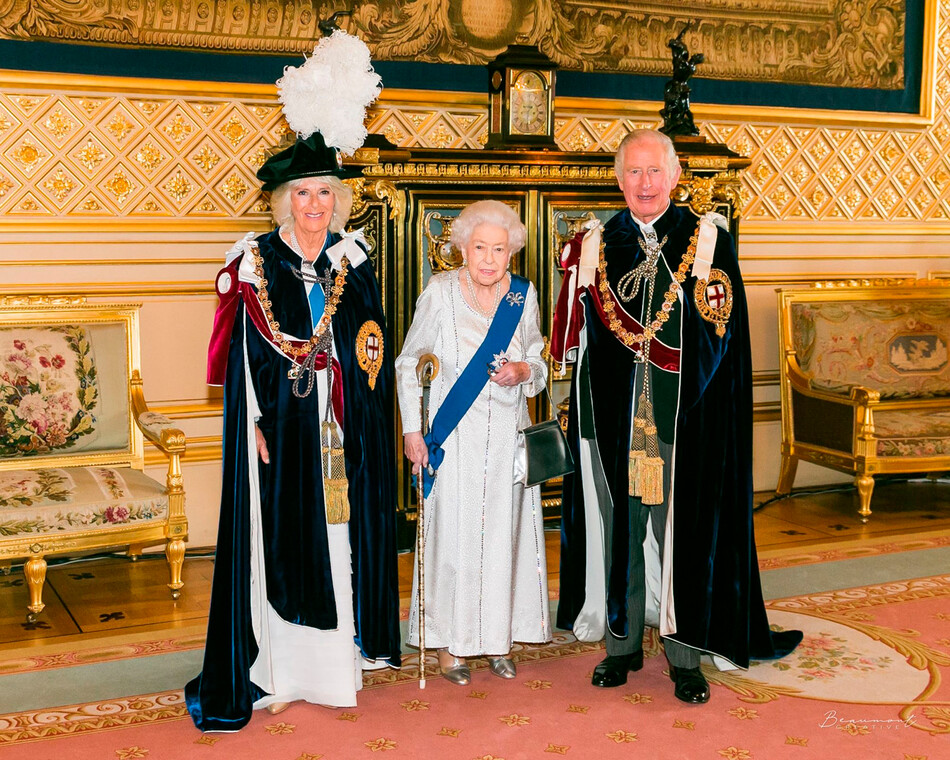 Королева Елизавета II с принцем Чарльзом и Камиллой Паркер-Боулз в Виндзорском замке во время посвящения герцогини Корнуолльской в члены благородного Ордена Подвязки 13 июня 2022 года в Виндзоре, Англия