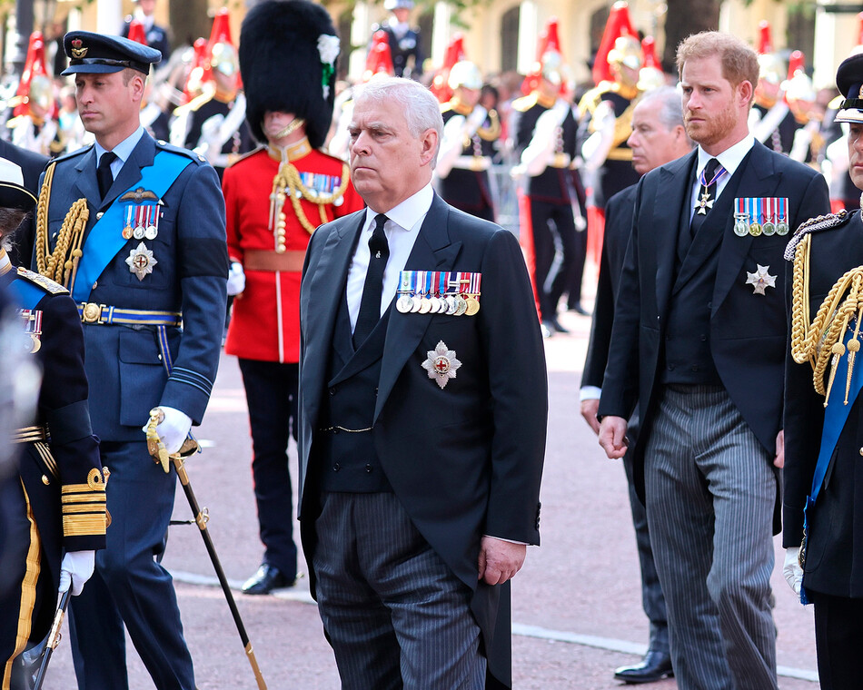 Принц Уильям, принц Эндрю и принц Гарри во время церемонии прощания с королевой Елизаветой II в Вестминстерском дворце, 14 сентября 2022 года в Лондоне, Великобритания
