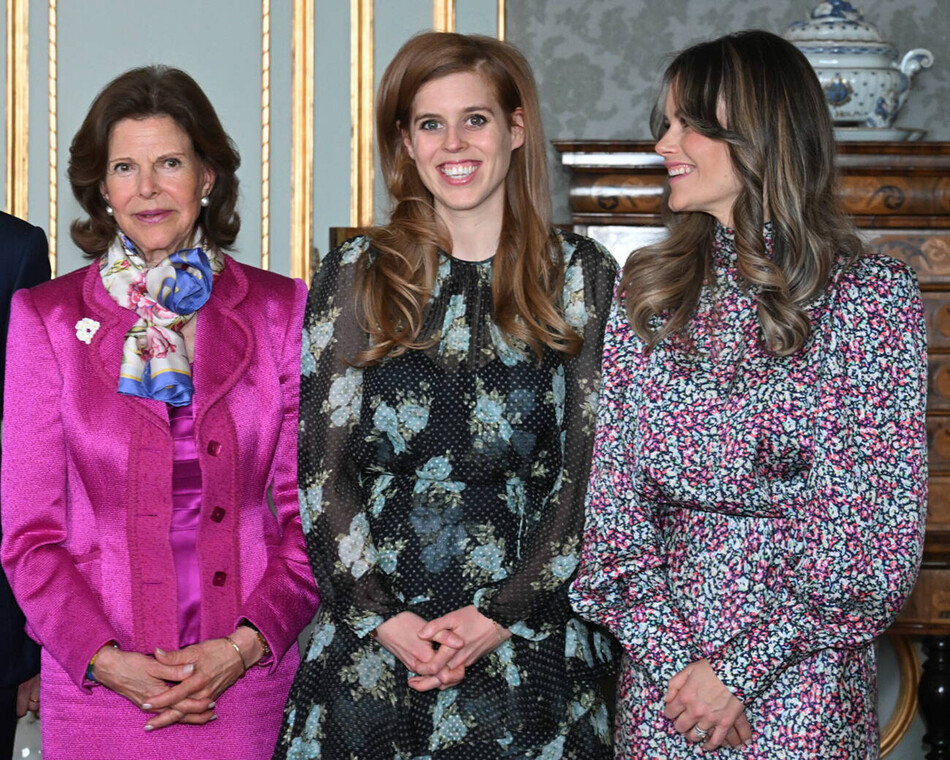 Королева Швеции Сильвия с принцессой Великобритании Беатрис и принцессой Швеции Софией во время открытия Всемирной ассамблеи дислексии, в Стокгольмском дворце 27 апреля 2022 года в Стокгольме, Швеция