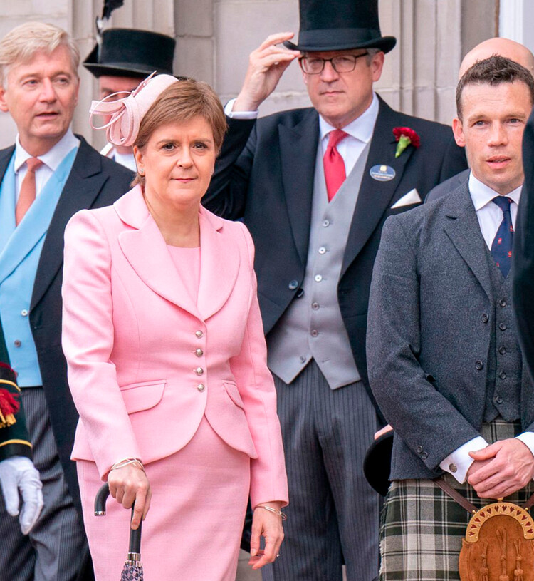 Первый министр Шотландии Никола Стерджен во время вечеринки в саду во Дворце Холируд 29 июня 2022 года в Эдинбурге, Шотландия