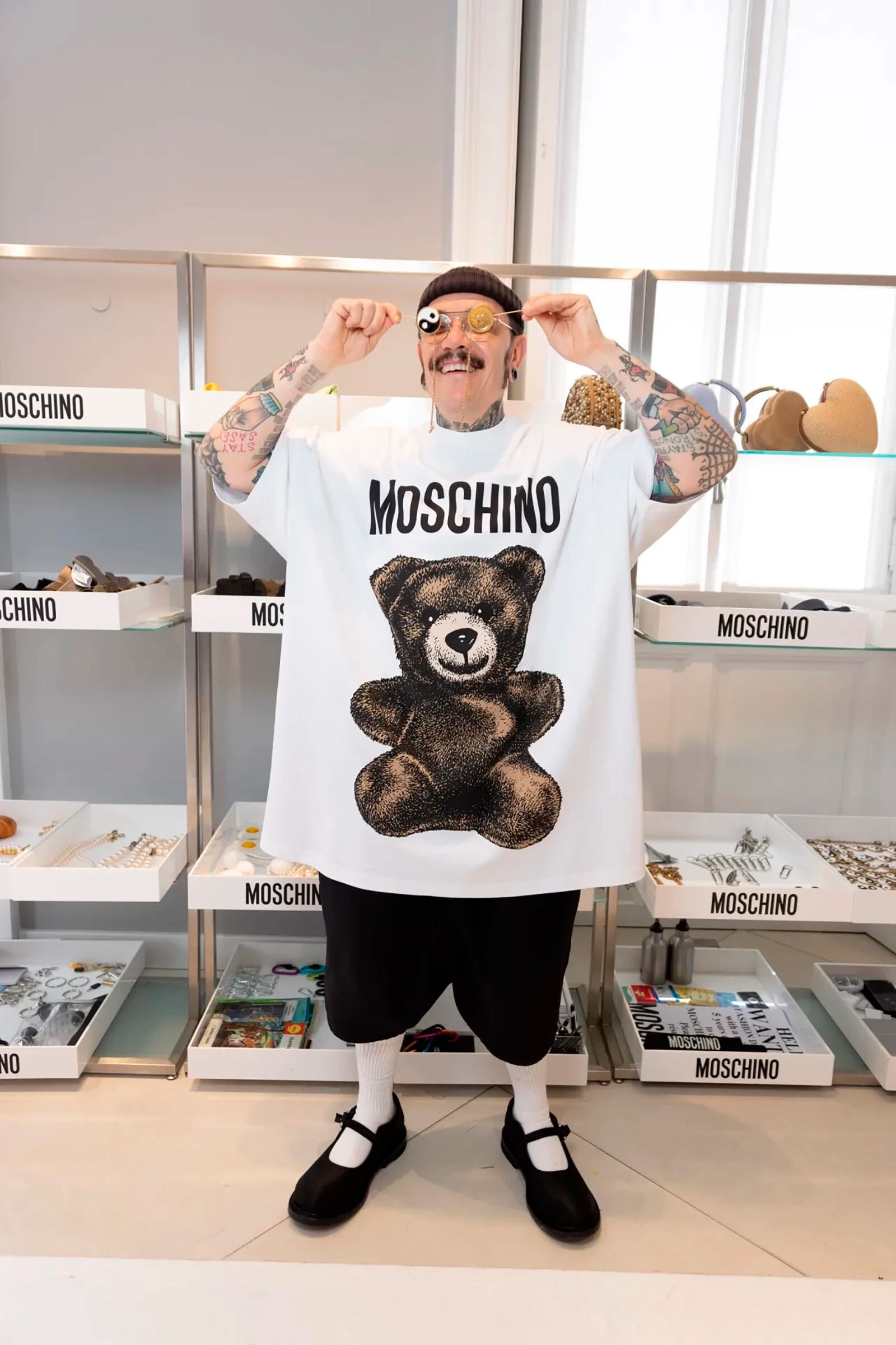 Адриан Аппиолаза дебютирует с мужской и круизной коллекциями Moschino