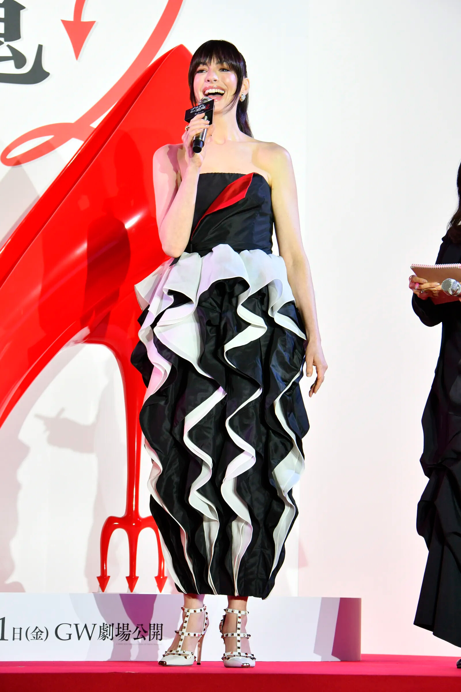 Энн Хэтэуэй на азиатской премьере&laquo;Дьявол носит Prada 2&raquo; в Токио, 2026