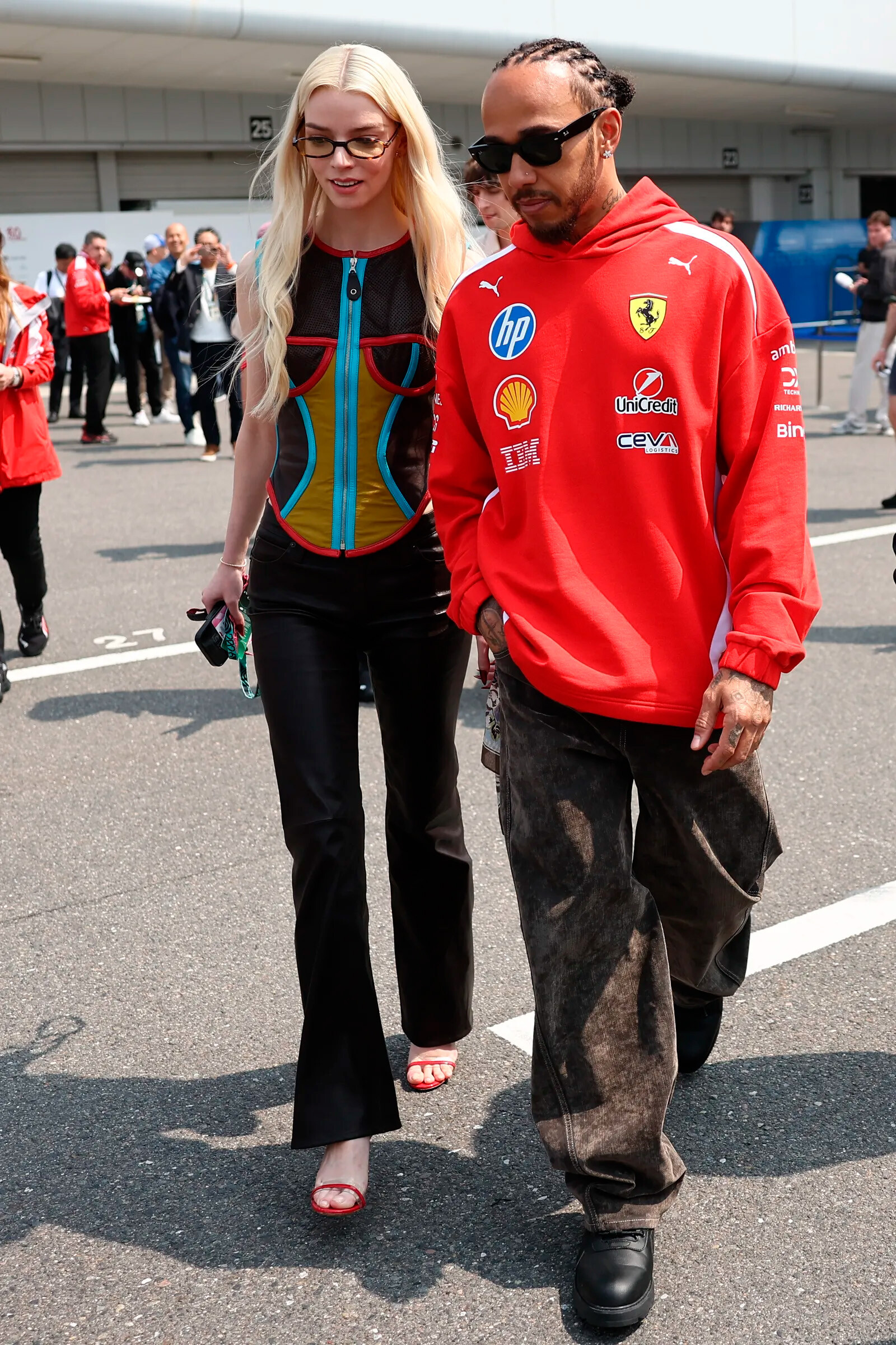 Аня Тейлор-Джой с пилотом Формулы-1 Льюисом Хэмилтоном, 2026