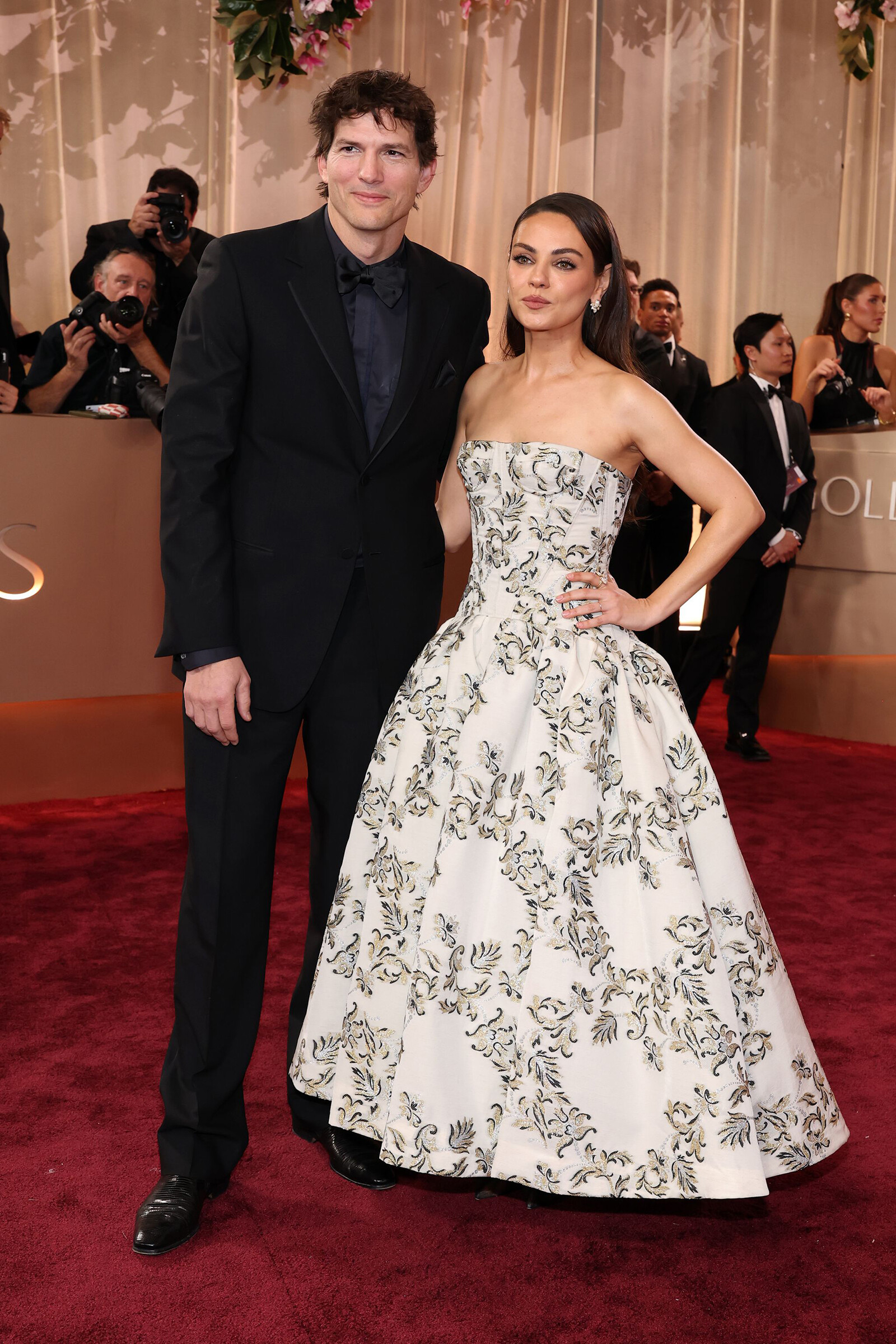 Эштон Катчер и Мила Кунис в Carolina Hererra