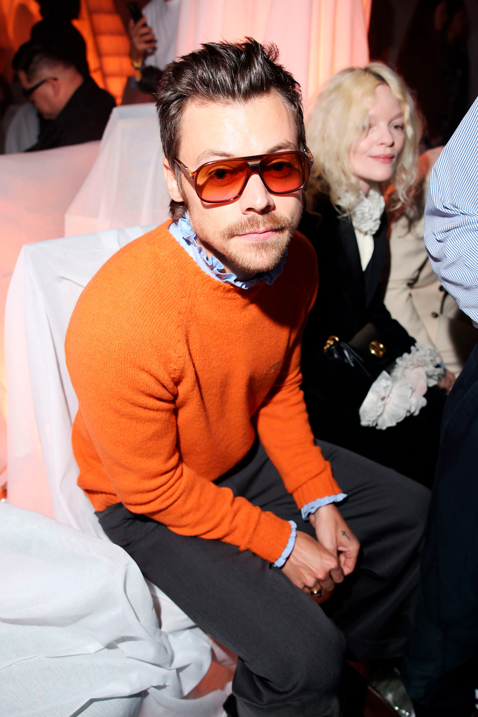 Гарри Стайлс наконец ответил на слухи о пересадке волос и париках