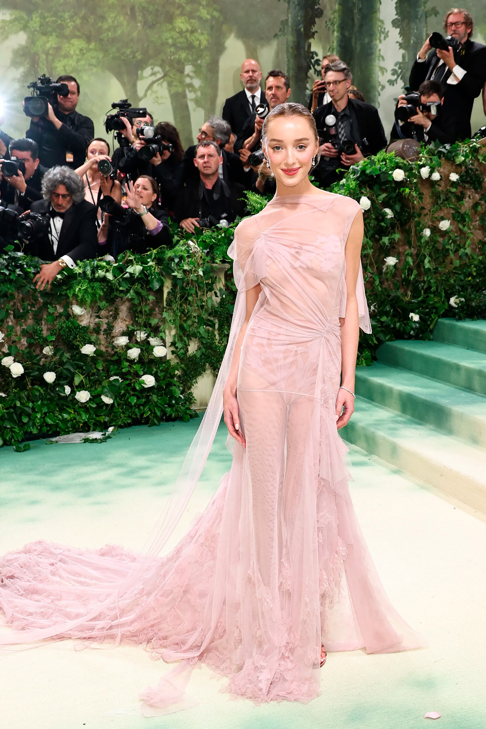 Фиби Дайневор в нежном розовом платье ручной работы от Victoria Beckham на Met Gala 2024
