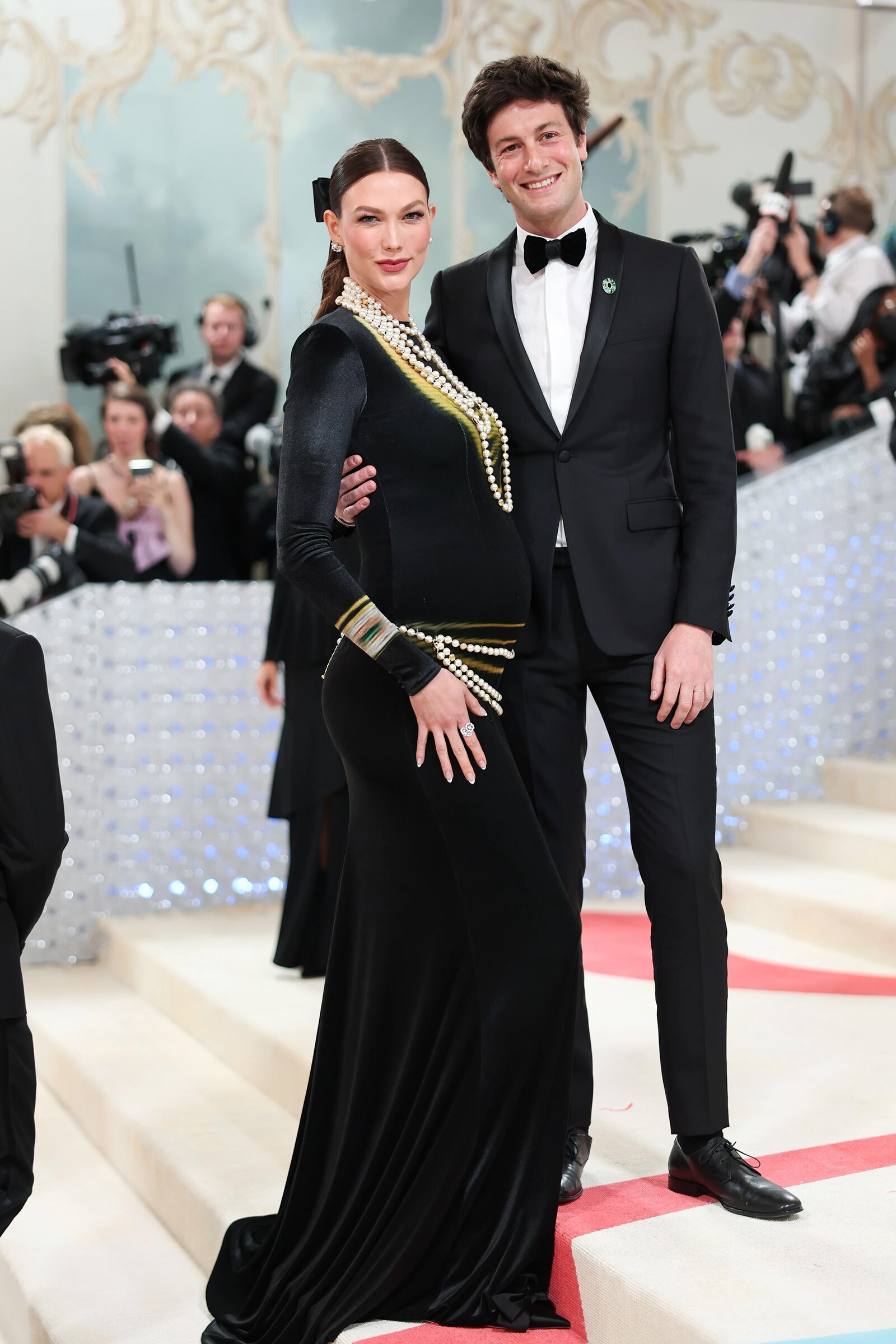 Карли Клосс и её муж Джошуа Кушнер на Met Gala, 2023