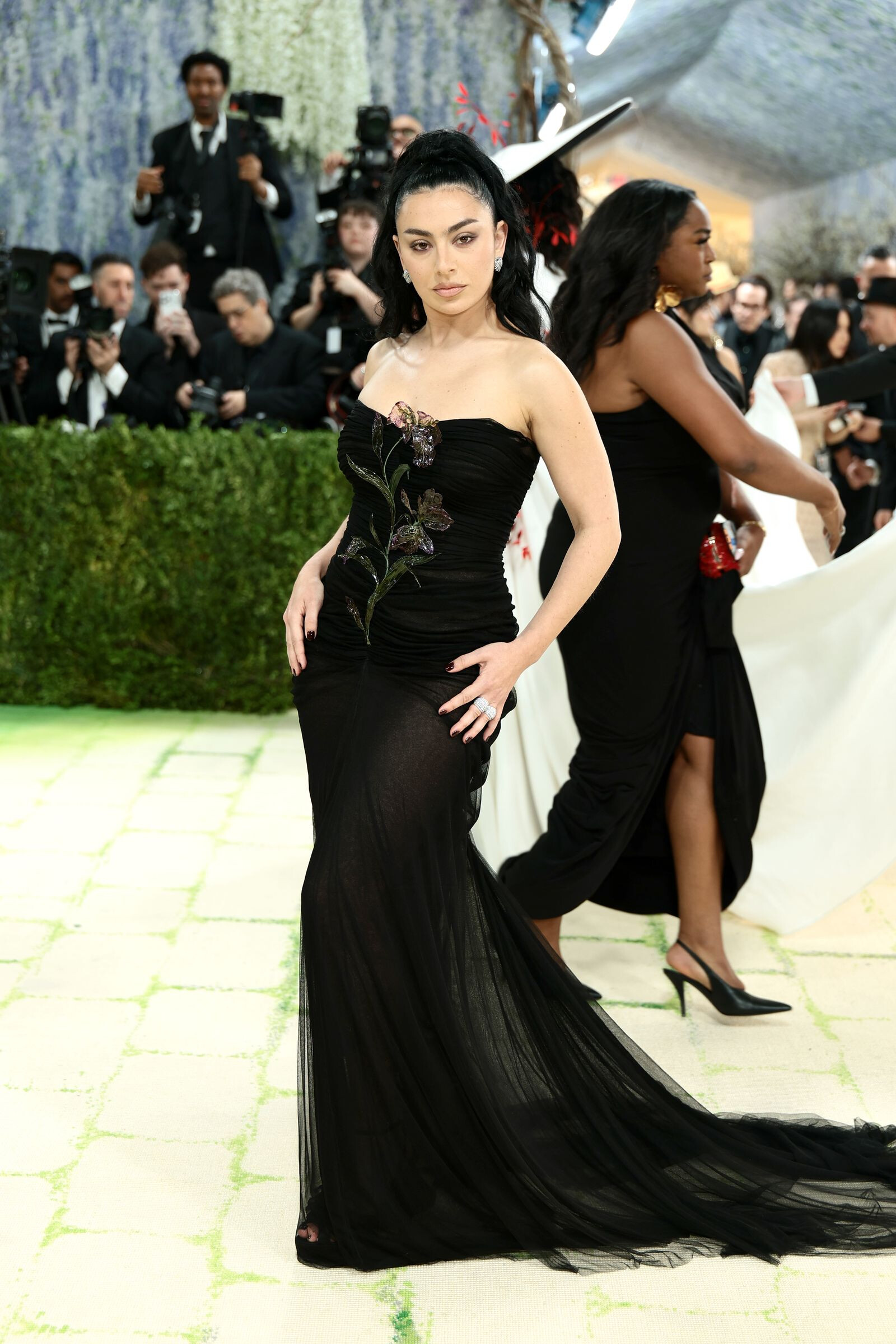 Charli XCX в наряде от Saint Laurent Met Gala 2026
