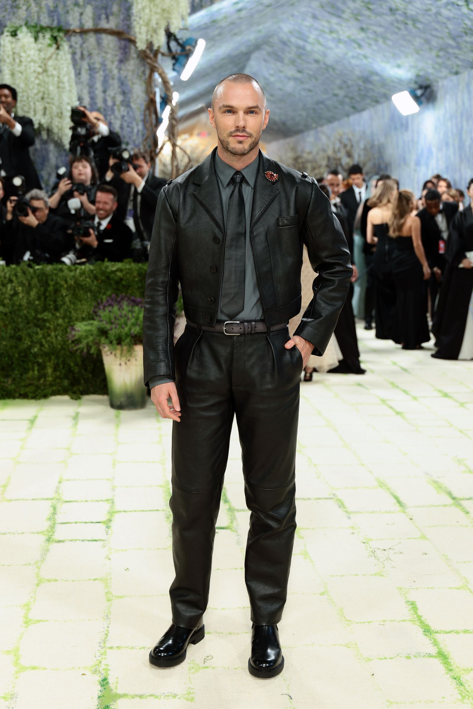 Николас Холт в Prada Met Gala 2026
