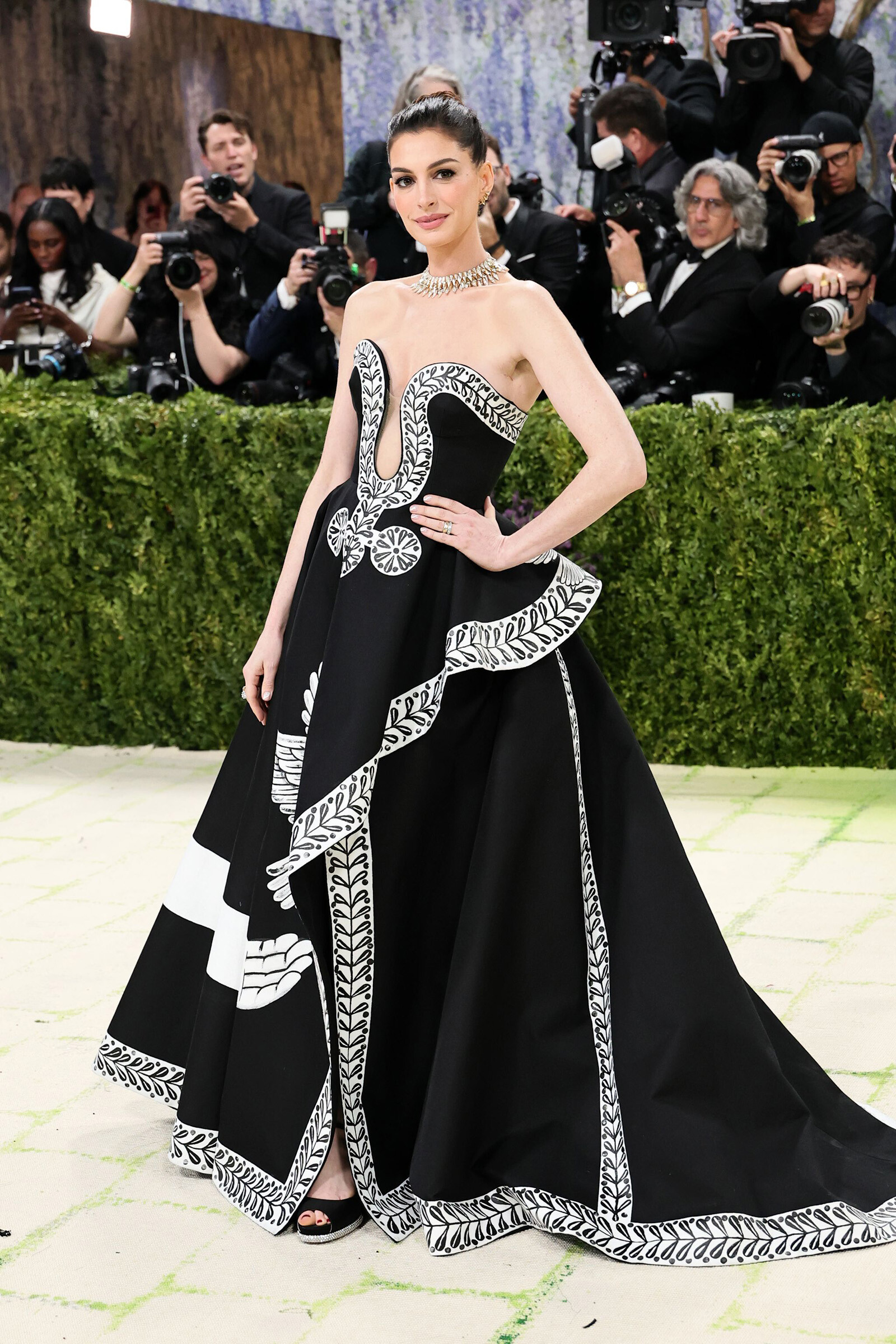 Энн Хэтэуэй в платье от Michael Kors Met Gala 2026